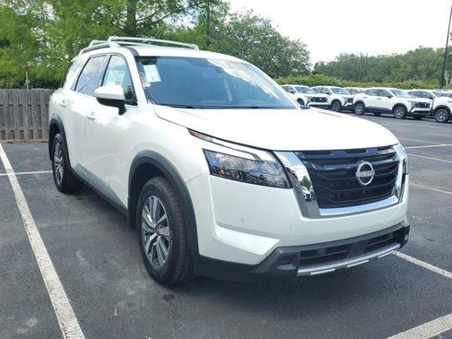 2025 Nissan Pathfinder SL