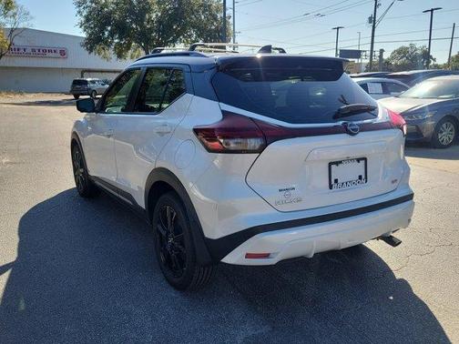 2022 Nissan Kicks SR