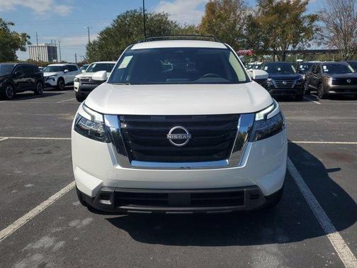 2025 Nissan Pathfinder SV