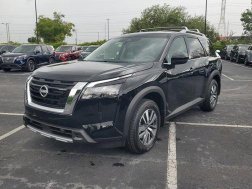 2025 Nissan Pathfinder SL