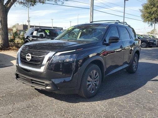 2024 Nissan Pathfinder SV