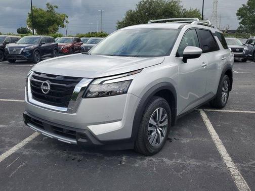 2025 Nissan Pathfinder SL