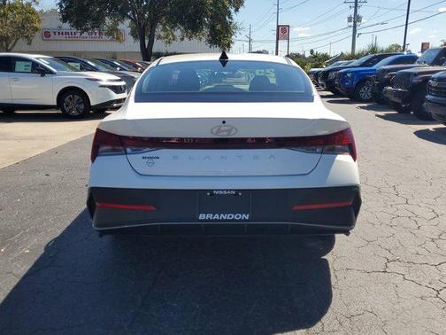 2025 Hyundai ELANTRA SE