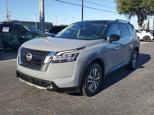 2022 Nissan Pathfinder SL