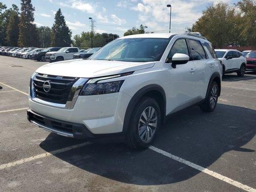 2025 Nissan Pathfinder SL