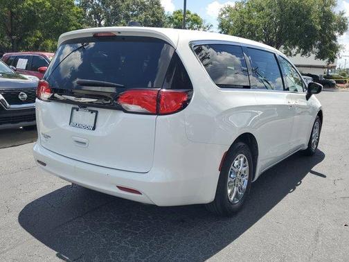 2022 Chrysler Voyager LX