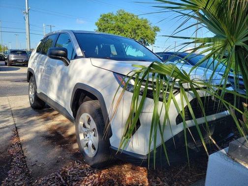 Ice 2023 Toyota RAV4 LE