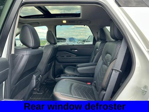 White 2023 Nissan Pathfinder Platinum