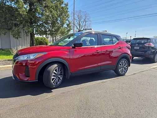 Scarlet Ember Tintcoat/Super Black 2024 Nissan Kicks SV