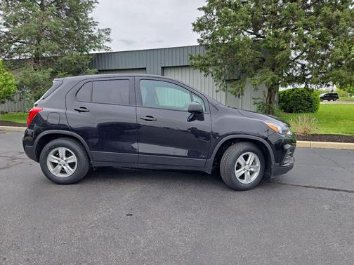 Mosaic Black Metallic 2021 Chevrolet Trax LS