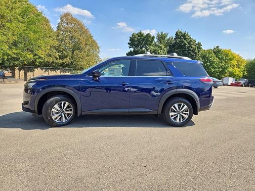 2025 Nissan Pathfinder SL
