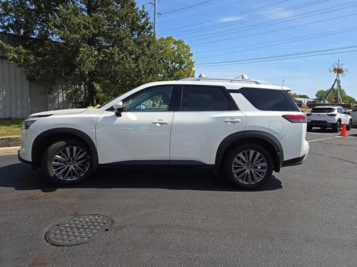 2023 Nissan Pathfinder SL 4WD