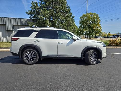 2023 Nissan Pathfinder SL 4WD