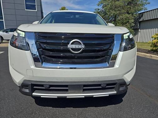 2023 Nissan Pathfinder SL 4WD