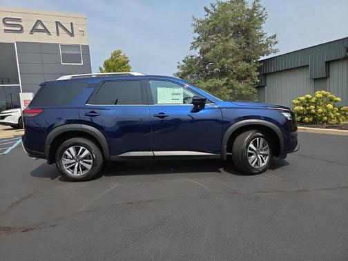 2025 Nissan Pathfinder SL