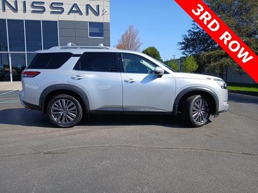 2023 Nissan Pathfinder SL 4WD