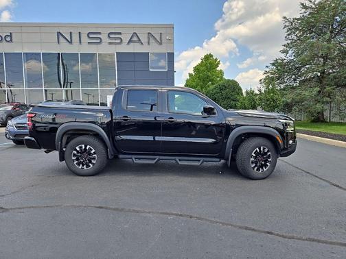 Super Black 2022 Nissan Frontier PRO-4X