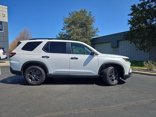 White 2025 Honda Pilot TrailSport