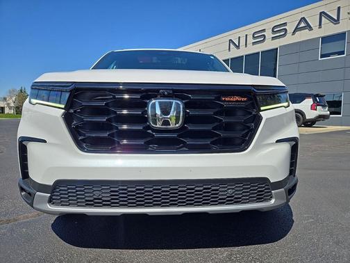 White 2025 Honda Pilot TrailSport