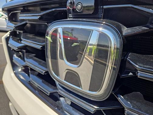 White 2025 Honda Pilot TrailSport