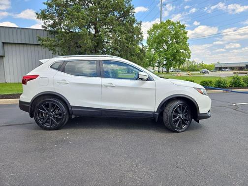 Pearl White 2017 Nissan Rogue Sport SL