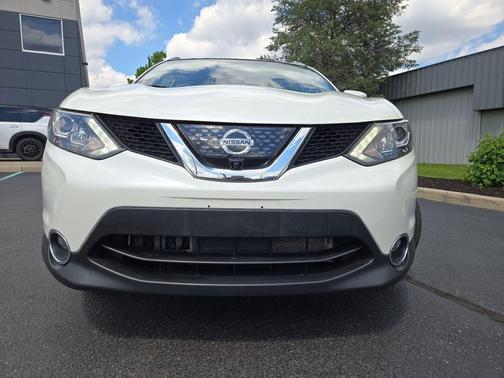 Pearl White 2017 Nissan Rogue Sport SL