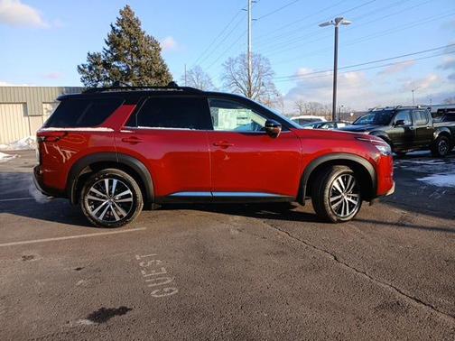 2025 Nissan Pathfinder Platinum