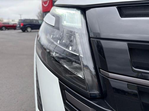 Everest White Pearl/Black 2026 Nissan Pathfinder Platinum