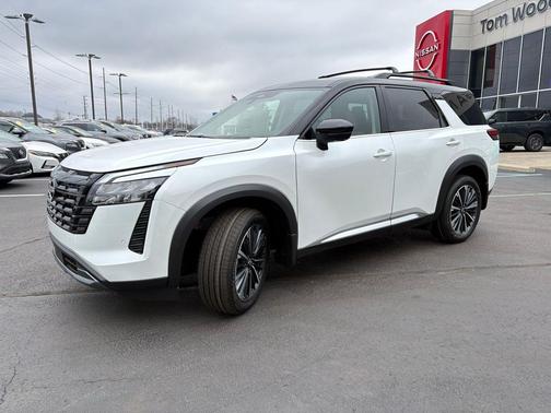 Everest White Pearl/Black 2026 Nissan Pathfinder Platinum