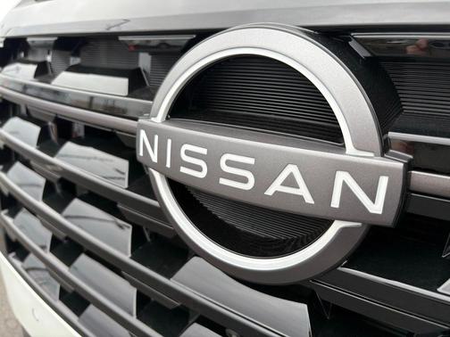 Everest White Pearl/Black 2026 Nissan Pathfinder Platinum