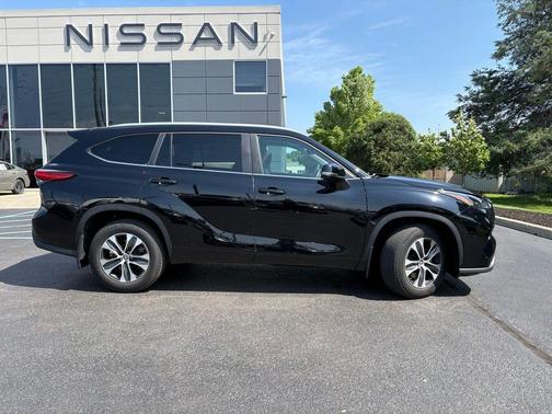 Midnight Black Metallic 2023 Toyota Highlander XLE
