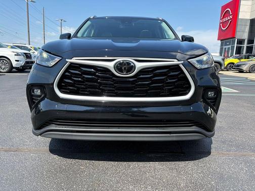 Midnight Black Metallic 2023 Toyota Highlander XLE