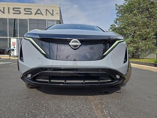Boulder Gray Pearl/Black Diamond Pearl 2024 Nissan ARIYA EVOLVE+