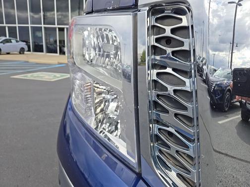 2019 Nissan Titan SV