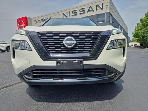Pearl White Tricoat/Super Black 2023 Nissan Rogue SV