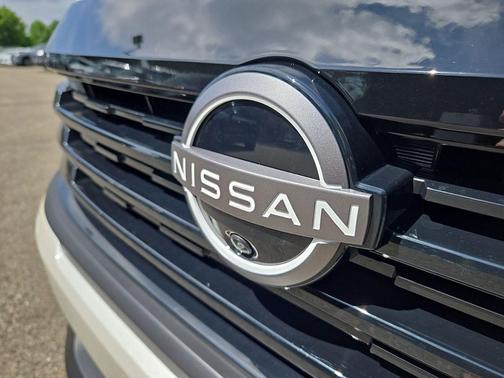 Aspen White/Super Black 2026 Nissan Kicks SR
