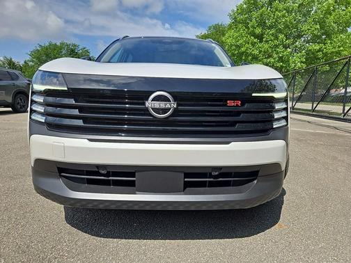 Aspen White/Super Black 2026 Nissan Kicks SR