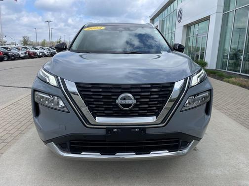 Boulder Gray Pearl/Super Black 2023 Nissan Rogue Platinum