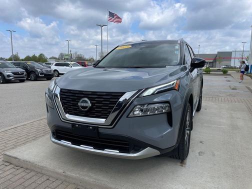 Boulder Gray Pearl/Super Black 2023 Nissan Rogue Platinum