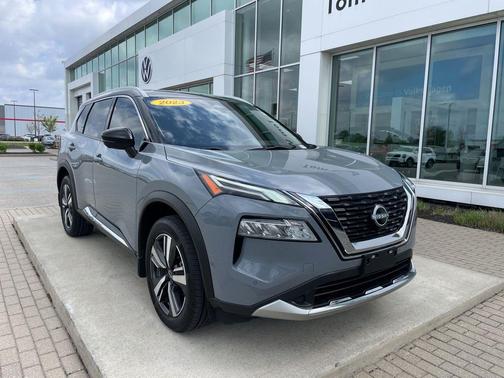 Boulder Gray Pearl/Super Black 2023 Nissan Rogue Platinum