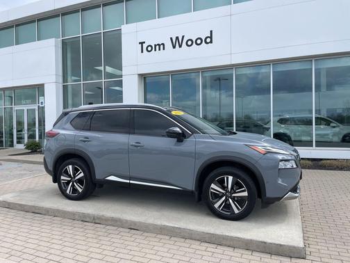 Boulder Gray Pearl/Super Black 2023 Nissan Rogue Platinum