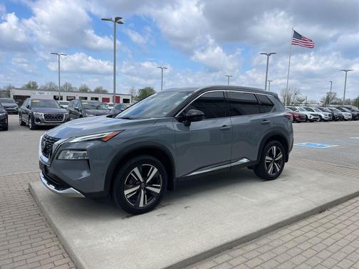 Boulder Gray Pearl/Super Black 2023 Nissan Rogue Platinum