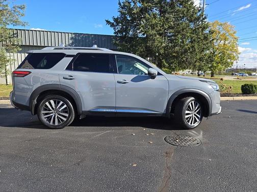 2022 Nissan Pathfinder Platinum 4WD