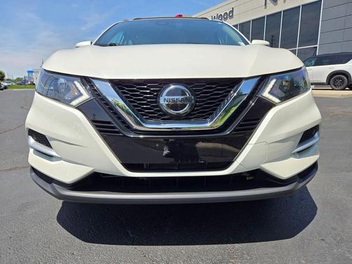 Pearl White Tricoat 2022 Nissan Rogue Sport SL