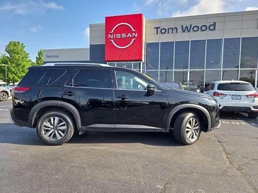 Super Black 2025 Nissan Pathfinder SL 4WD