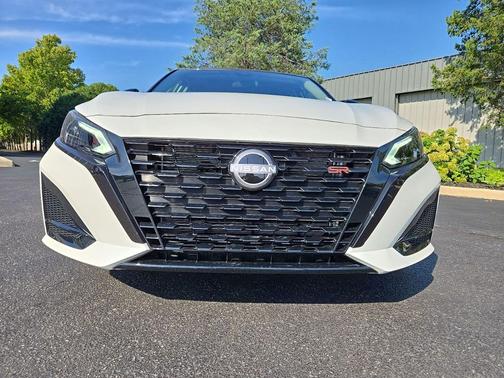 Pearl White/Super Black 2026 Nissan Altima 2.5 SR