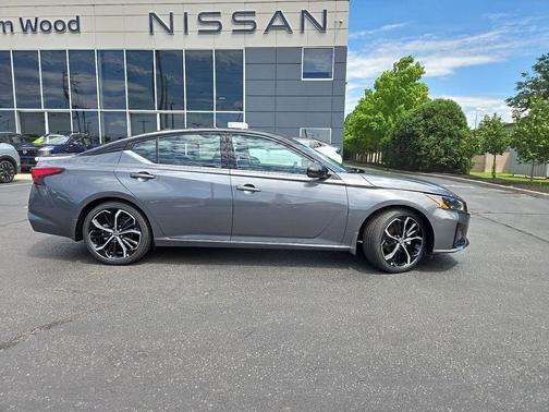 Gun Metallic/Super Black 2026 Nissan Altima 2.5 SR