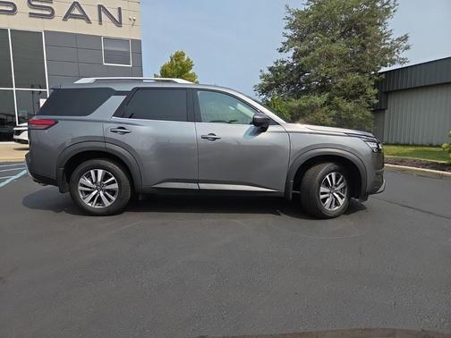 2023 Nissan Pathfinder SL 4WD