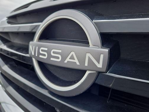 Pearl White Tricoat/Super Black 2023 Nissan Pathfinder Platinum 4WD