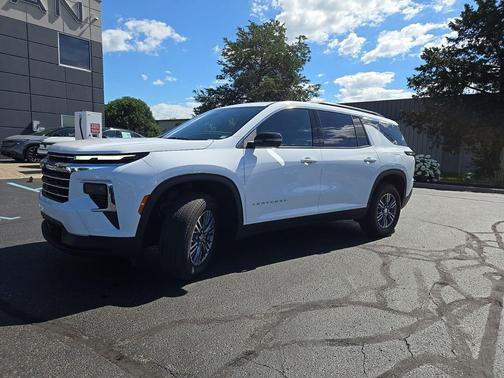 Summit White 2025 Chevrolet Traverse LT